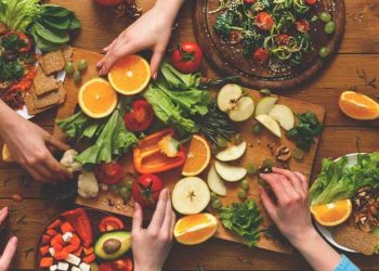 صرف سبزیاں کھانے سے آپ کی ہڈیاں کمزور ہوسکتی ہیں : تحقیق