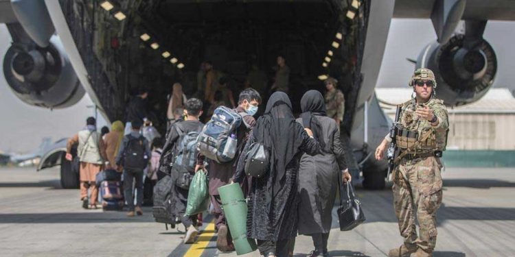 افغانستان: کیا انخلاء کی مقررہ تاریخ میں توسیع کی جائے گی؟