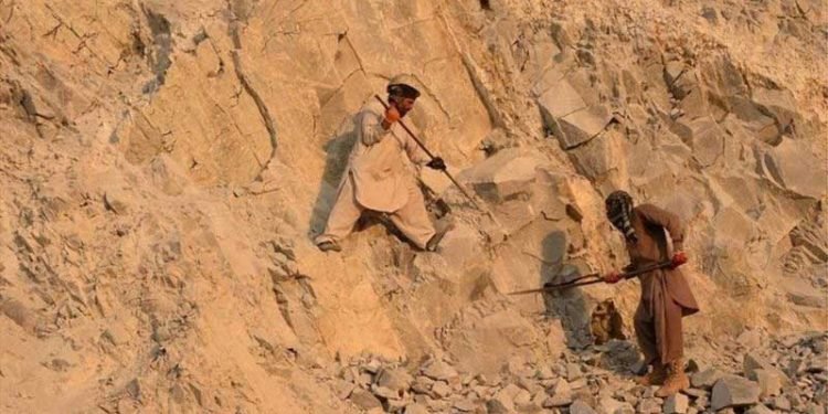 افغانستان میں زیر زمین سونابھرا پڑا ہے، یہ خزانہ اب کس کے ہاتھ آئے گا؟