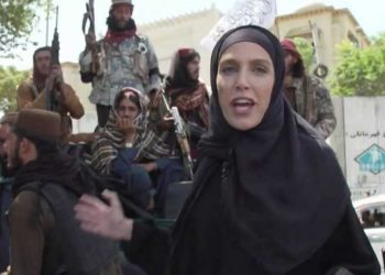 کابل میں حجاب پہنے نظر آئی سی این این کی رپورٹر ، کہا : طالبان بہت فرینڈلی