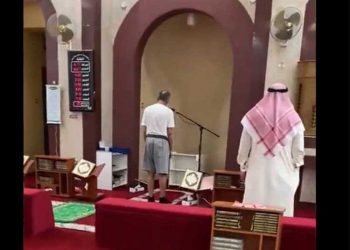 کویت میں ’شارٹس‘ میں اذان دینے والا موذن معطل، انکوائری شروع