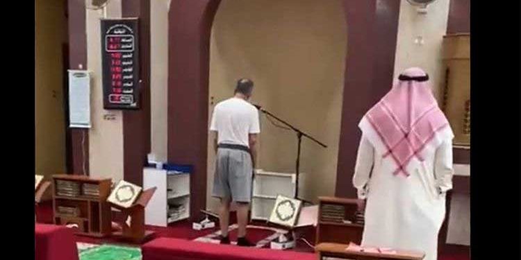 کویت میں ’شارٹس‘ میں اذان دینے والا موذن معطل، انکوائری شروع