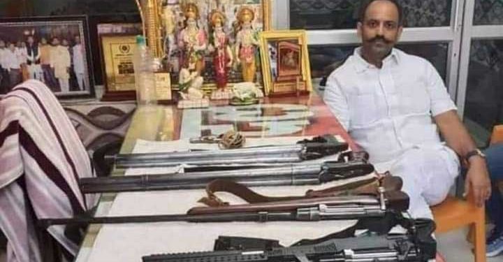 جنتر منتر معاملہ:مفرور ہندو رکشا دل لیڈرپنکی چودھری کی ہتھیاروں کے ساتھ تصویر وائرل،پولیس خالی ہاتھ