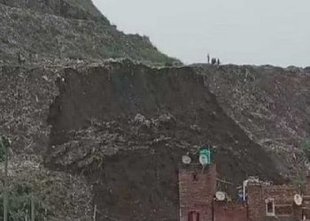 دہلی :زبردست حادثہ، بھلسوا ڈمپنگ سائٹ کا بڑا حصہ ٹوٹا، کئی عمارت ملبے کی زد میں