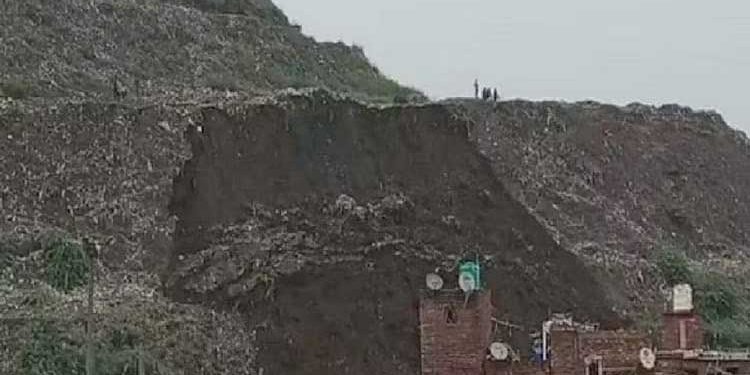 دہلی :زبردست حادثہ، بھلسوا ڈمپنگ سائٹ کا بڑا حصہ ٹوٹا، کئی عمارت ملبے کی زد میں
