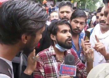 بولنا پڑے گا جے شری رام ! صحافی کو گھیر کر دھمکی دینے لگی بھیڑ ،ویڈیو وائرل