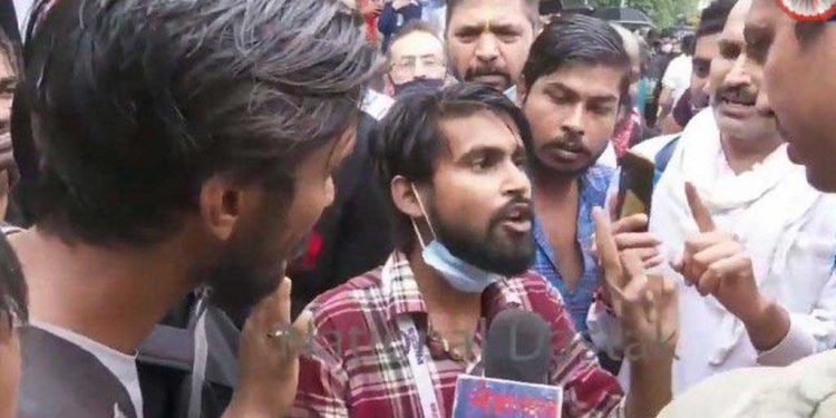 بولنا پڑے گا جے شری رام ! صحافی کو گھیر کر دھمکی دینے لگی بھیڑ ،ویڈیو وائرل