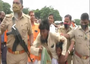 اترپردیش میں پولیس کی موجودگی میں بھیڑکا ’انصاف‘ بجرنگی غنڈے پیٹتے رہے، بیٹی بچاتی رہی