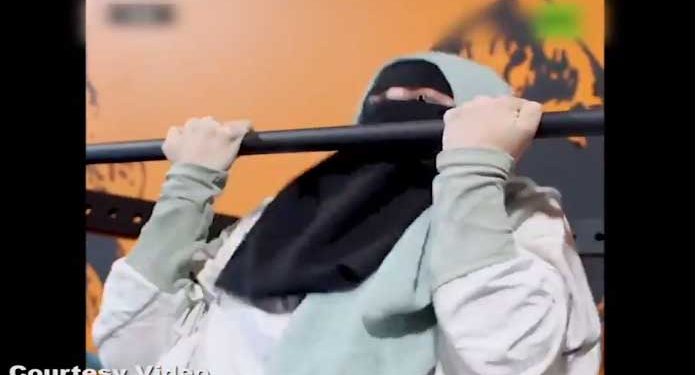 عبایا اور نقاب پہنی خاتون کی بھاری بھرکم مشینوں پر ورزش کی ویڈیو وائرل