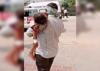 اتم پردیش، انسانیت تار تار،فیروزآباد میں بیٹے کی لاش کندھے پر اٹھاکر لایا مجبور باپ