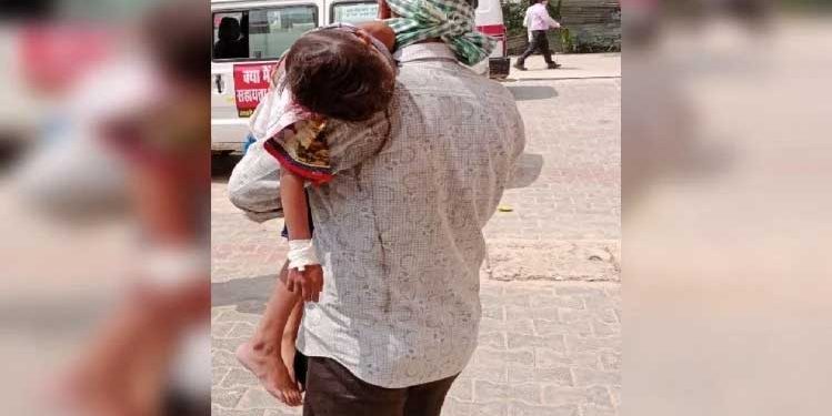 اتم پردیش، انسانیت تار تار،فیروزآباد میں بیٹے کی لاش کندھے پر اٹھاکر لایا مجبور باپ
