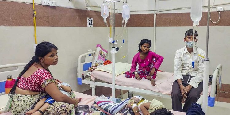 فیروز آباد: بخارسے تڑپتے بچے،علاج کے لیے بھٹکتے ماں -باپ