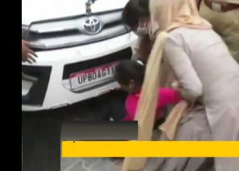 فیروز آباد میں کون سنے گاشکایت ! 11سالہ بہن کی موت سے دکھی لڑکی کمشنر کی گاڑی کے سامنے لیٹ گئی