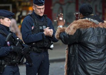 یہ افغانستان نہیں !فرانس میں خاتون پر پولیس تشدد کا خوفناک منظر ،وجہ بہت معمولی