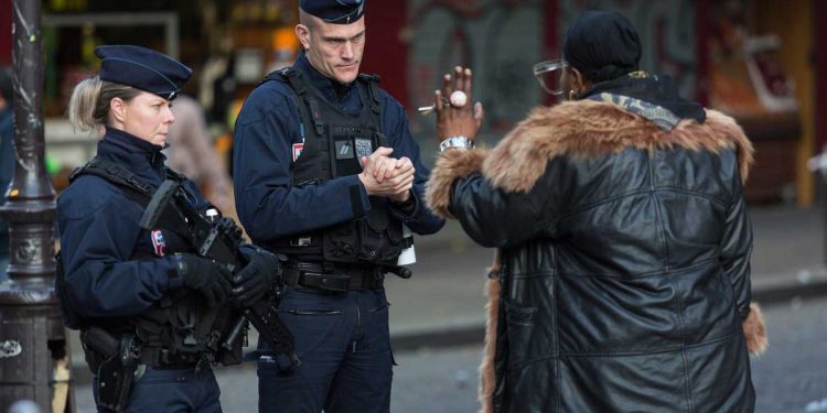 یہ افغانستان نہیں !فرانس میں خاتون پر پولیس تشدد کا خوفناک منظر ،وجہ بہت معمولی