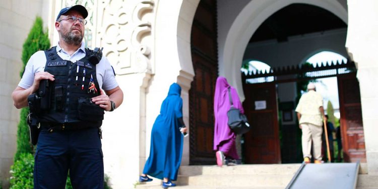 فرانس اسلامی مراکز کے خلاف کریک ڈاؤن کرے گا،وزارت داخلہ کی جانب سے بنیاد پرستی کاالزام