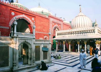 درگاہ حضرت نظام الدین کے دروازے آج سے زائرین کے لیے بند