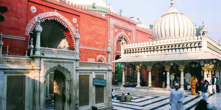 درگاہ حضرت نظام الدین کے دروازے آج سے زائرین کے لیے بند