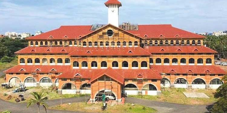 کنور یونیورسٹی میں ساورکر اور گولولکر کو نصاب سے ہٹانے کا فیصلہ
