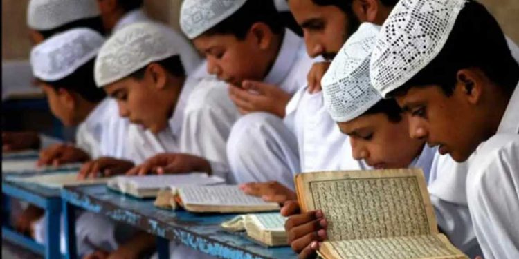 292 مدارس کی منظوری پر لٹکی تلوار، رجسٹرار مدرسہ بورڈ نے پانچ سال بعد بھیجا تجدید کاری کا نوٹس