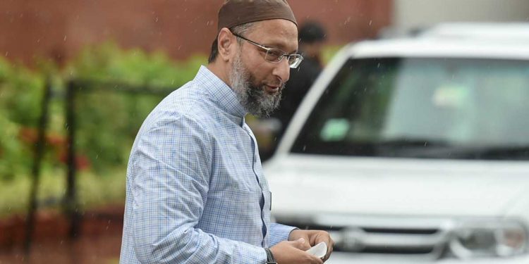 پروگرام میں خواتین کے ساتھ بدسلوکی سے اویسی سخت نالاں ، واپس چلے گئے