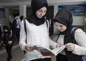 ازبکستان: اسکولوں میں طالبات کو اسکارف پہننے کی اجازت دینے کا فیصلہ