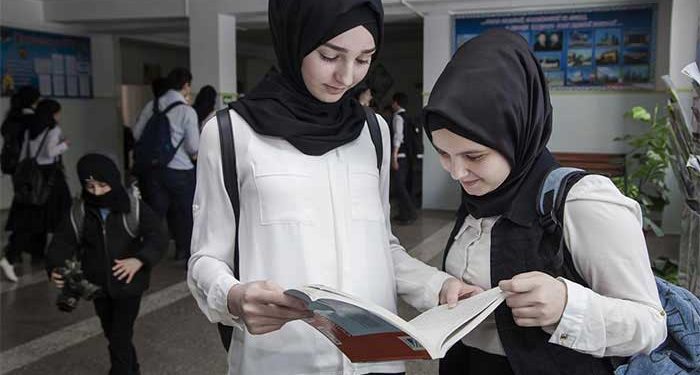 ازبکستان: اسکولوں میں طالبات کو اسکارف پہننے کی اجازت دینے کا فیصلہ