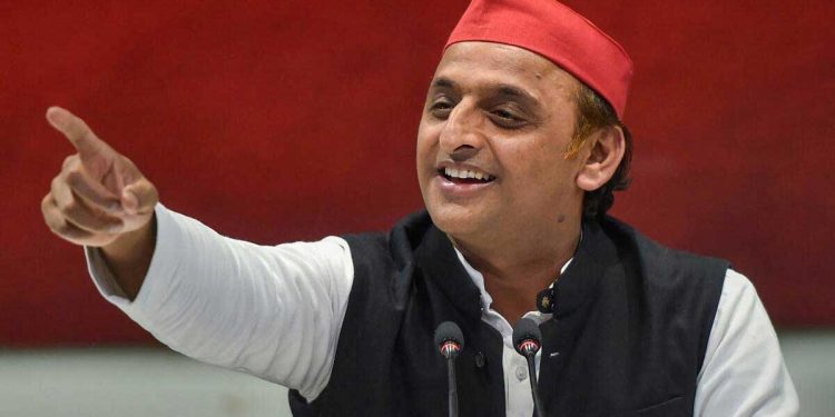 اکھلیش نے اینکر کی چٹکی لی ،کہیں یوگی جی آپ کے چینل کا بھی نام نہ بدل دیں