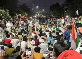 سی ایم کھٹر کے گھر کو ہزاروں کسانوں نے گھیرا، 40 کمپنیاں تعینات