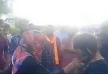 دوستی پر سزا؟ ہندو تنظیم کے لوگوں نے لڑکی سے مسلمان دوست کوچپل سے پٹوایا