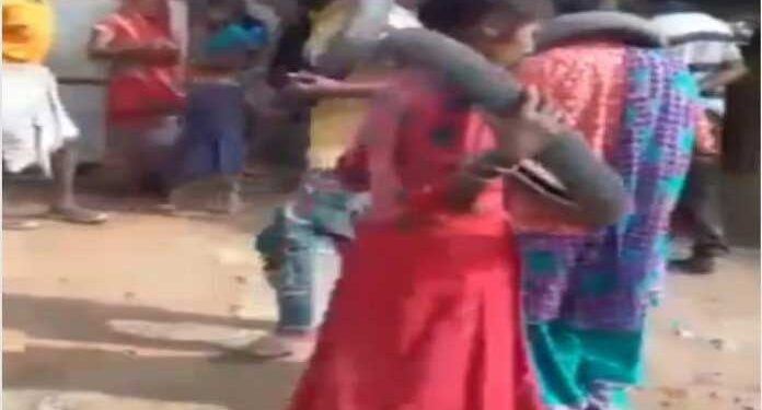 لڑکی بھاگنے کے شک میں نابالغ کے گلے میں ٹائر ڈال کر پیٹا، پورے گاؤں میں گھمایا