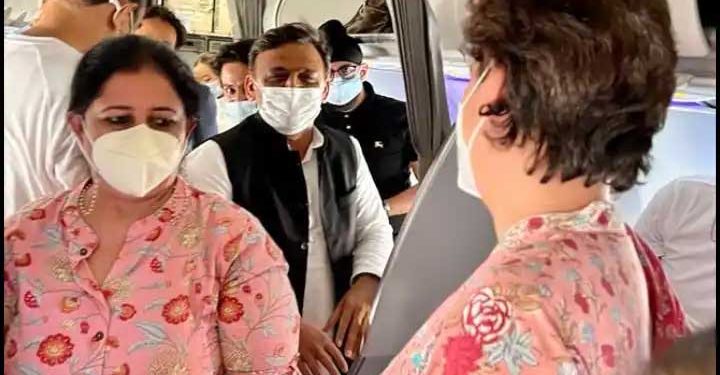 ملے تو کہاں ملے،اکھلیش-پرینکا فلائٹ میں ملاقات،مسکراہٹوں کا تبادلہ، فوٹو وائرل