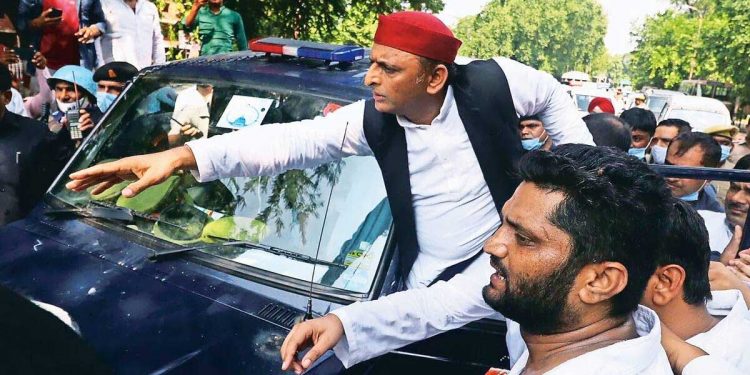 اکھلیش نے لکھیم پور کا دورہ کیا ،معاملہ کی جانچ سٹنگ جج سے کرانے کا مطالبہ