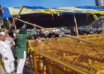 غازی پور بارڈر سے 11 مہینے بعد ہٹی بیریکیڈنگ