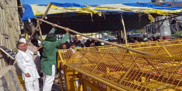 غازی پور بارڈر سے 11 مہینے بعد ہٹی بیریکیڈنگ