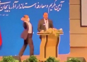 ایران میں ناراض  شخص نے نئے گورنر کو اسٹیج پر جڑا تھپڑ