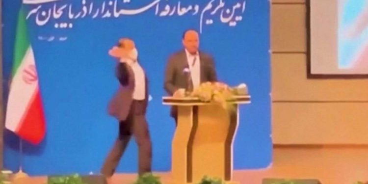 ایران میں ناراض  شخص نے نئے گورنر کو اسٹیج پر جڑا تھپڑ