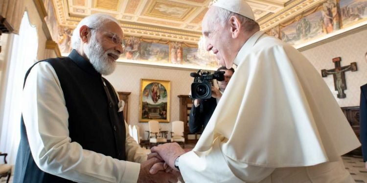 پوپ فرانسس سے ملاقات کے بعد پی ایم مودی نے دی ہندوستان آنے کی دعوت