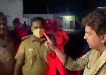 ناراض پرینکا گاندھی نے کہا : ’پہلے وارنٹ دکھاؤ ‘