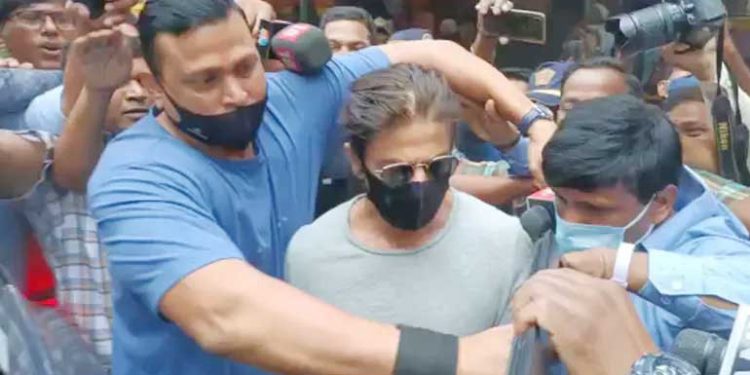 بیٹے آرین سے ملنے آرتھر روڈجیل پہنچے شاہ رخ خاں ، 15 منٹ چلی ملاقات