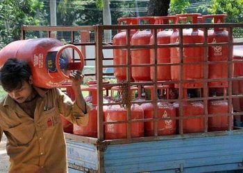 عام آدمی پر مہنگائی کی مار!رسوئی گیس سلنڈر کی قیمت میں پھر اضافہ