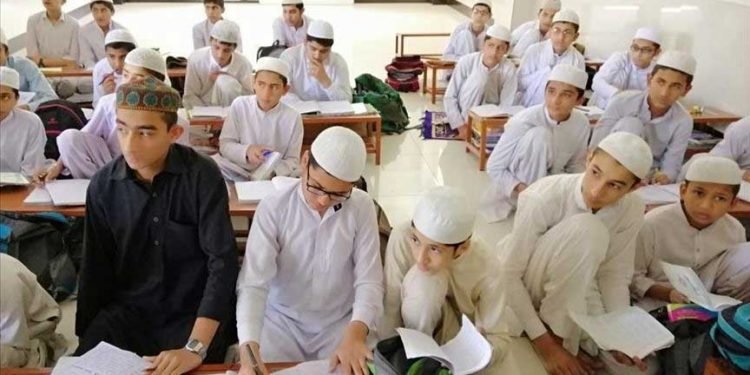 پاکستان: مدارس میں ہائیبریڈ تعلیمی نظام کا نفاذ