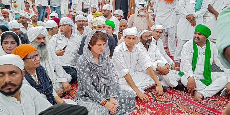لکھیم پور کے مہلوک کسانوں کی انتم ارداس میں شامل ہوئیں پرینکا گاندھی