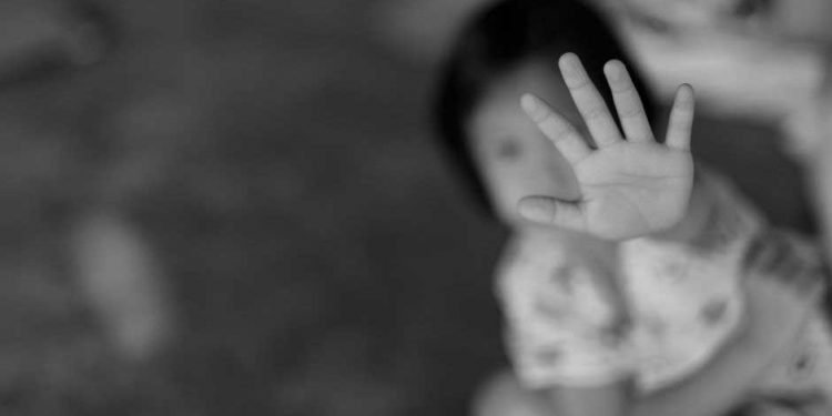 مدرسہ کے مولوی نے سات سالہ بچی کی عصمت دری کی