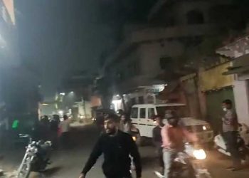 آگرہ میں پولیس آفسر کے سامنے ہی بی جے پی لیڈر پر مسلمانوں کو دھمکی دینے کا الزام