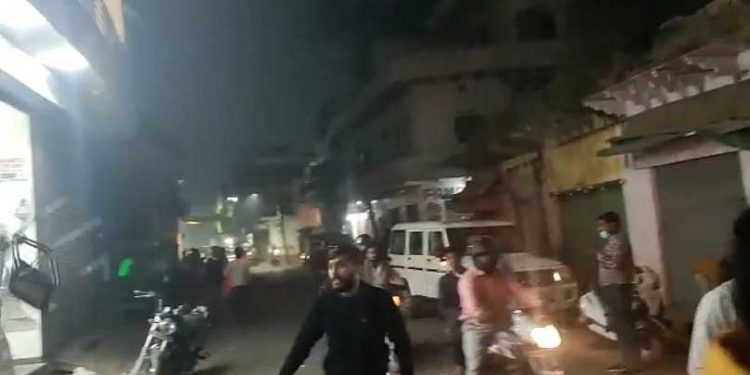 آگرہ میں پولیس آفسر کے سامنے ہی بی جے پی لیڈر پر مسلمانوں کو دھمکی دینے کا الزام