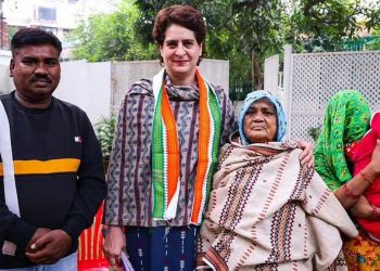 آگرہ : کانگریس نے مرنے والے صفائی ملازم کے لواحقین کو 30لاکھ روپے دیئے