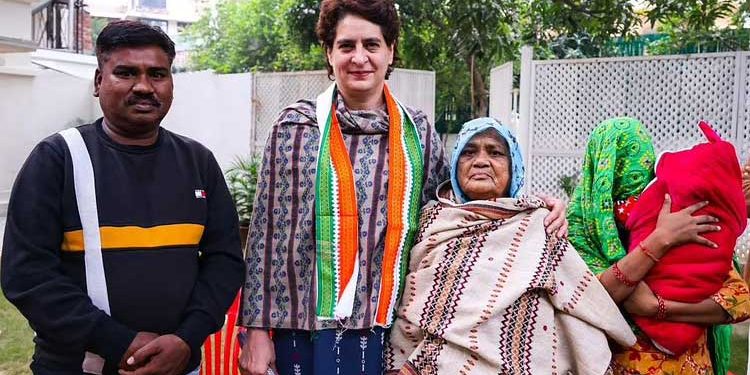 آگرہ : کانگریس نے مرنے والے صفائی ملازم کے لواحقین کو 30لاکھ روپے دیئے