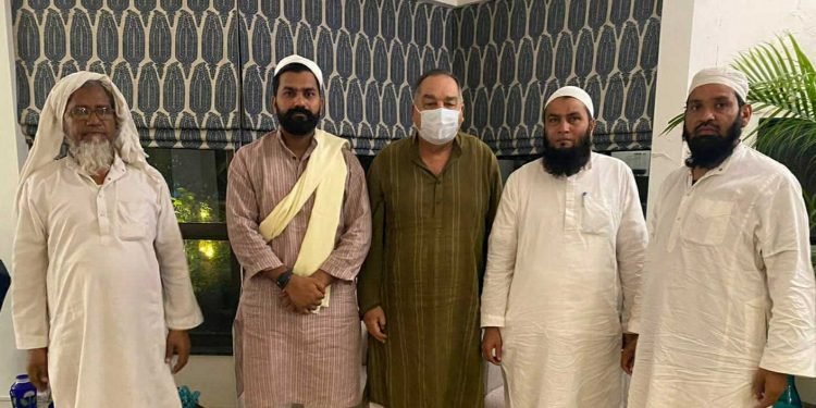 ہندو شدت پسندوں کی طرف سے نماز جمعہ میں خلل ڈالنے کا پائیدار حل کے لیے جمعیۃ کے وفد کی سابق ایم پی محمد ادیب سے ملاقات