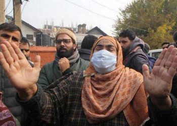 جموں و کشمیر: حیدر پورہ انکاؤنٹر کیس کی مجسٹریل انکوائری کے احکامات، گپکر تنظیم کے رہنما فاروق عبداللہ کی رہائش گاہ پر جمع ہوئے